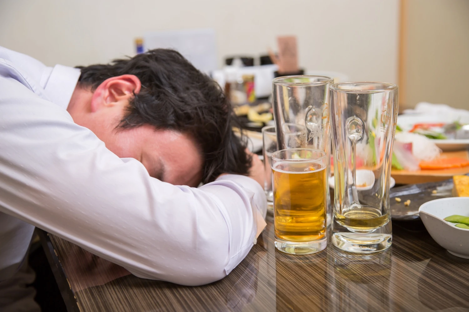 Say rượu,mặt đỏ ngầu, mệt mỏi, do rượu bia